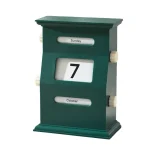 Relógio de calendário de mesa com estrutura verde, exibindo domingo, 7 de outubro, com mecanismo de rosca lateral para ajuste.