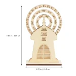 Calendário de mesa em forma de casa com rodas de calendário circular para dias, meses e dias da semana, em madeira clara.