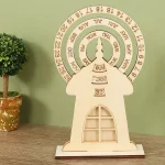 Relógio de calendário de madeira com meses, dias e data, ao lado de uma planta em vaso.