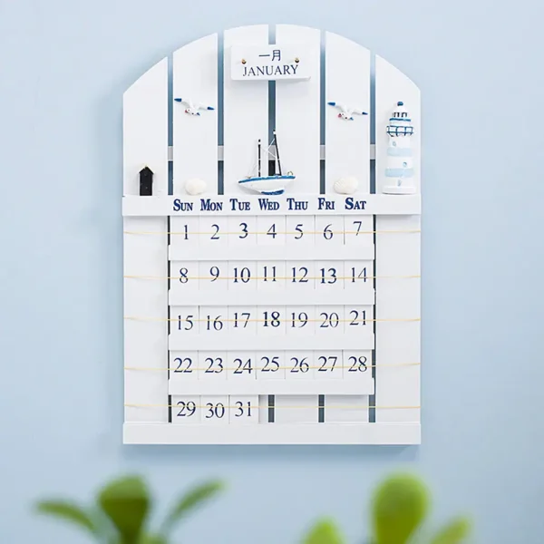 Calendário de parede com design náutico, incluindo barcos, faróis e elementos marítimos, com espaço para marcar dias e meses.