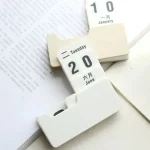 Calendário de mesa com datas de junho e janeiro, mostrando os dias 10 e 20, com texto em inglês, chinês e português.