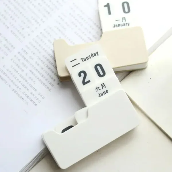Calendário de mesa com datas de junho e janeiro, mostrando os dias 10 e 20, com texto em inglês, chinês e português.