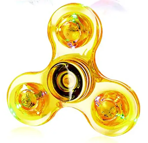 Fidget spinner dourado com três braços, cada um com uma esfera dourada e detalhes coloridos, visto de cima.
