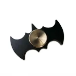 Ferro de dardo com forma de morcego, corpo metálico circular e asas pretas em forma de morcego, usado para lançar como brinquedo ou coleção.