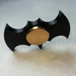 Ferro de soldar com corpo preto em forma de morcego e ponta dourada, ideal para trabalhos de eletrónica e reparações.