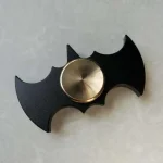 Luminária decorativa de morcego com luz LED embutida, feita de metal preto com detalhes em dourado, ideal para ambientes com temática de ficção ou Halloween.