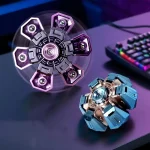Dois fidget spinners com design metálico e iluminação LED, um com cores roxa e prata, o outro azul e prata, colocados numa superfície escura com teclado ao fundo.