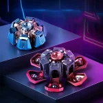 Duas figuras de energia futuristas com luzes LED azuis e vermelhas, colocadas em plataformas negras sob iluminação neon colorida.