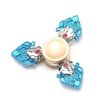 Fidget spinner com três braços azuis, detalhes prateados e uma esfera central de cor creme, com acabamento metálico brilhante.