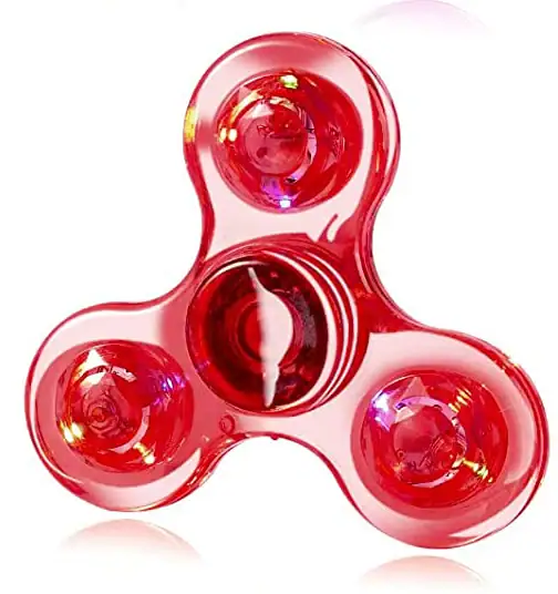 Fidget spinner de plástico vermelho visto de cima, com três braços e bolas de rotação em cada extremidade.