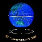 Globo terrestre iluminado com luz azul, mostrando continentes e oceanos, apoiado numa base de LED com marcações de horas.