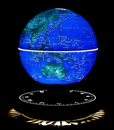 Globo terrestre iluminado com luz azul, mostrando continentes e oceanos, apoiado numa base de LED com marcações de horas.