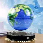 Holograma de um globo terrestre a flutuar acima de uma base inteligente com controlo por toque, mostrando mapas e informações geográficas.