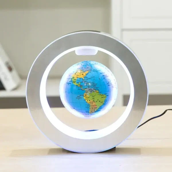 Globo terrestre em miniatura suspenso dentro de uma lâmpada de plasma, com luzes brilhantes ao redor, sobre uma mesa de madeira.