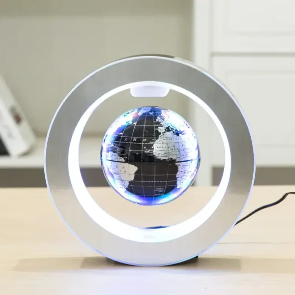 Relógio de mesa com esfera de globo terrestre iluminada e moldura metálica circular.