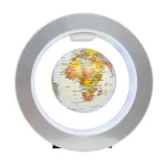 Globo terrestre com iluminação LED circular, mostrando a África e partes da Europa e Ásia, dentro de uma estrutura metálica moderna.