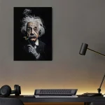 Retrato de Einstein com expressão pensativa, cabelo despenteado, segurando um cigarro, em fundo escuro, decorando uma parede de escritório.