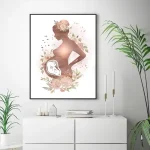 Ilustração de uma mulher grávida com flores ao redor, destacando a barriga com um desenho de um bebé dentro, em tons suaves e pastel.