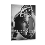 Capa de livro em tons de cinza com retrato de mulher astronauta usando capacete, título e detalhes em branco.