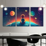Criança sentada a observar planetas coloridos e estrelas numa ilustração espacial vibrante, com fundo escuro e detalhes brilhantes.