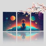 Criança sentada a contemplar o espaço com planetas e estrelas, vista de costas, com ramo de flor de cerejeira no topo.
