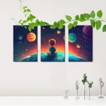 Ilustração de uma criança sentada a observar o espaço com planetas e estrelas coloridas, dividida em três painéis.