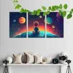Ilustração de criança a sentar-se a observar o espaço com planetas e estrelas coloridas num painel tripartido.