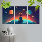 Ilustração de uma criança sentada na Terra a observar o espaço com planetas coloridos e estrelas ao fundo, em três painéis.