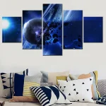 Conjunto de cinco quadros com imagens de espaço, planetas, estrelas e nebulosas, dispostos acima de um sofá com almofadas decorativas.