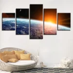 Painel decorativo de cinco painéis mostrando a Terra, Lua e Sol em uma vista espacial, com cores vibrantes e detalhes de planetas e estrelas.