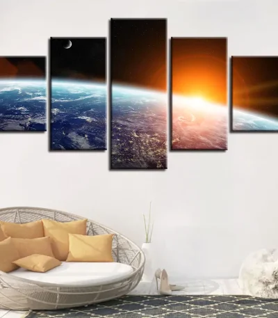 Painel decorativo de cinco painéis mostrando a Terra, Lua e Sol em uma vista espacial, com cores vibrantes e detalhes de planetas e estrelas.