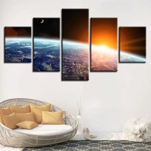 Painel decorativo de cinco painéis mostrando a Terra, Lua e Sol em uma vista espacial, com cores vibrantes e detalhes de planetas e estrelas.