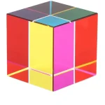 Cubo de luz com painéis coloridos em vermelho, amarelo, rosa, azul, verde e preto, com linhas fluorescentes que destacam as divisórias internas.