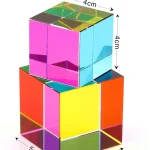 Cubo de plástico transparente com peças coloridas em rosa, azul, amarelo, laranja e verde, com dimensões de 4cm por 4cm por 4cm, usado para jogos educativos.