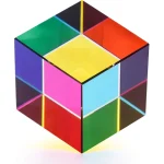 Cubo de Rubik com cores vibrantes visto de frente, mostrando as faces coloridas em diferentes ângulos.
