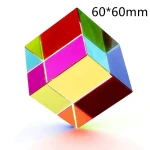 Cubo de quebra-cabeça magnético com faces coloridas em tons de vermelho, verde, azul, rosa, amarelo e laranja, medindo 60x60mm, visto de ângulo superior.