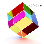 Cubo de espelhos com faces coloridas em tons de vermelho, verde, azul, rosa, amarelo e laranja, medindo 40x40mm, usado em experimentos de óptica.