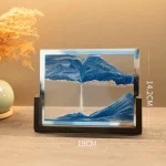 Lâmpada de plasma com design de montanhas e rio, vista frontal, com dimensões de 19cm de largura e 14,2cm de altura, colocada numa base preta sobre uma mesa de madeira.