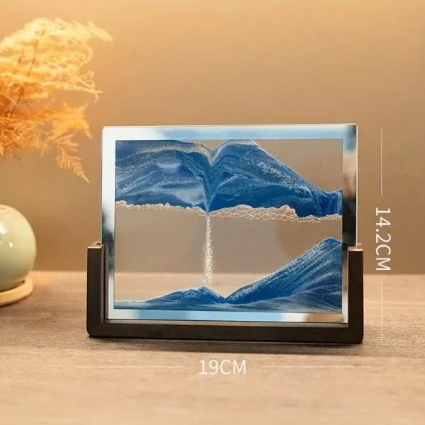Lâmpada de plasma com design de montanhas e rio, vista frontal, com dimensões de 19cm de largura e 14,2cm de altura, colocada numa base preta sobre uma mesa de madeira.