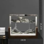 Decorativo de montanhas em vidro com base de madeira, altura de 14,4 cm e largura de 19 cm, com detalhes de relevo e cores cinzentas e brancas.