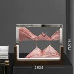 Espelho decorativo com imagem de montanhas e reflexo, medindo 19cm por 14,2cm, com moldura metálica dourada, ideal para decoração de ciência e educação.
