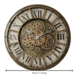 Relógio de parede com mostrador de números romanos e engrenagens visíveis no centro, estilo vintage industrial.