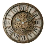 Relógio de parede vintage com mostrador de números romanos e engrenagens visíveis no centro, com acabamento envelhecido em tons de bronze e madeira.