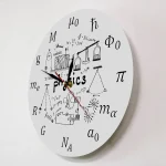 Relógio de parede com fundo branco, apresenta fórmulas e símbolos de física, incluindo balanças, equações e partículas subatómicas, com ponteiros vermelhos e pretos.