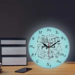 Relógio de parede com fundo azul, exibindo fórmulas matemáticas, símbolos físicos e desenhos de instrumentos científicos.