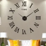Relógio de parede grande com números romanos e ponteiros visíveis, decorando uma sala moderna com iluminação suave e sofá com almofadas amarelas e laranja.