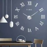 Relógio de parede grande com números romanos brancos e ponteiros metálicos, decorando uma parede azul escura em uma sala de estar moderna.