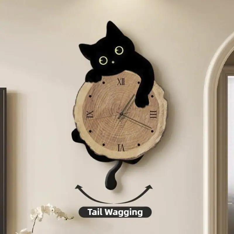 Relógio de parede com design de gato preto, cauda móvel que indica o movimento, e mostrador de madeira com números romanos.