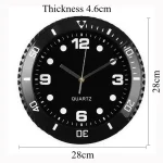 Relógio de parede preto com números brancos, ponteiros prateados e detalhes de marcação de minutos ao redor, dimensões de 28cm de diâmetro e 4.6cm de espessura.