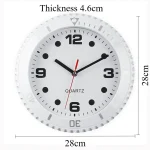 Relógio de parede branco com números grandes, ponteiros pretos e detalhes em vermelho, medindo 28cm de diâmetro, com espessura de 4.6cm.